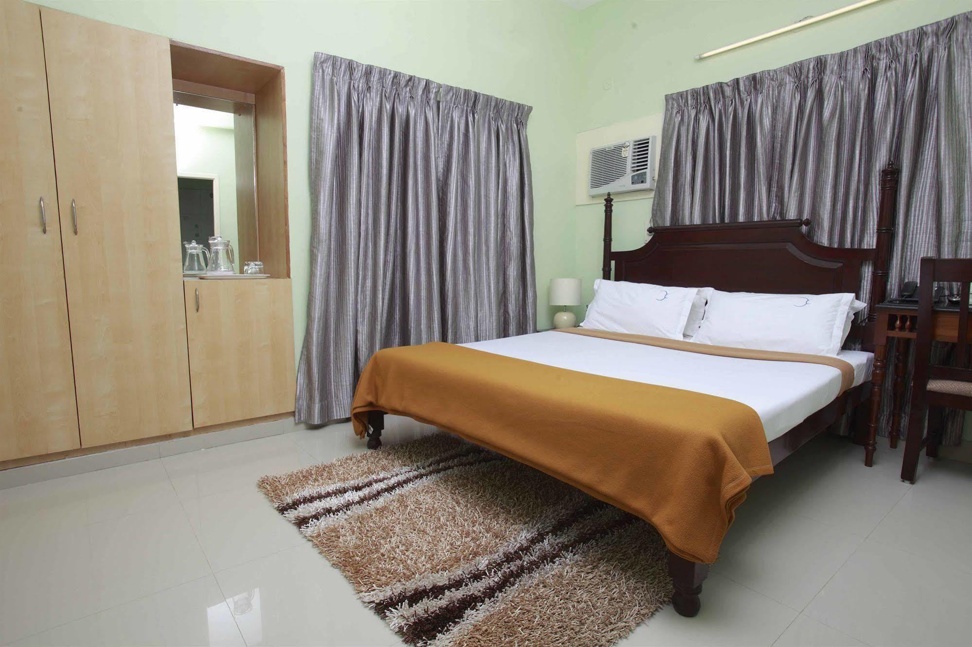 Hotel Crescent Inn Chennai Exterior photo